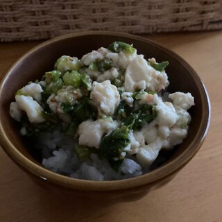 セロリ葉と鮭フレークの豆腐丼